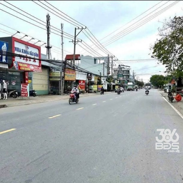 Bán nhà mt kinh doanh Đt 832, xã Nhựt Chánh , Bến Lức dt 80m2 , 2pn 1wc giá 4,4 tỷ-1