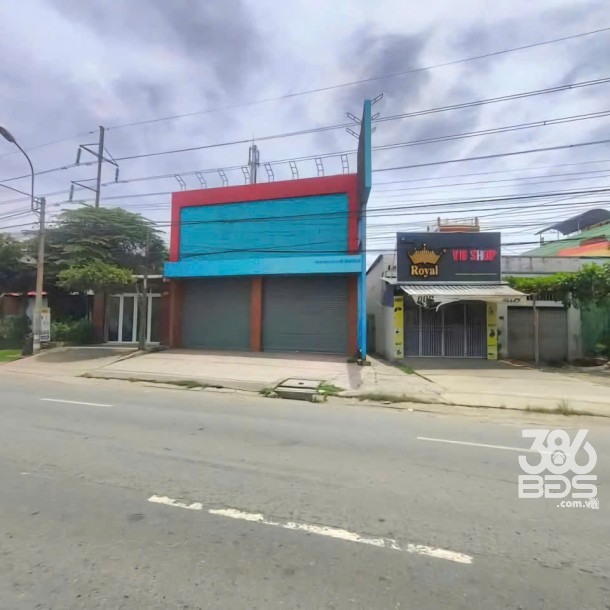 Showroom mặt tiền quốc lộ 1A, thị trấn Bến Lức, Long An tổng dt 891m2 giá 17,8 tỷ-1