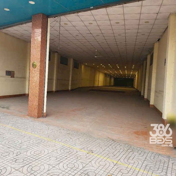 Showroom mặt tiền quốc lộ 1A, thị trấn Bến Lức, Long An tổng dt 891m2 giá 17,8 tỷ-3
