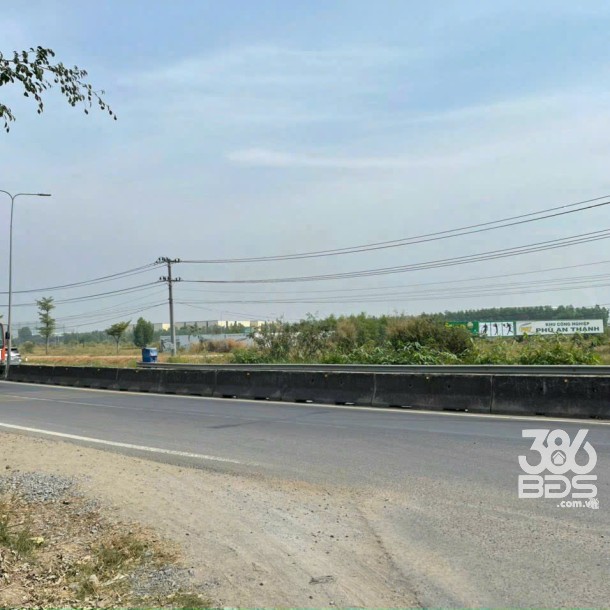 1400m2 đất mặt tiền TL 824 ( có 450m2 thổ cư) xã Lương Hòa, Bến Lức, Long An giá 15,05 tỷ-1