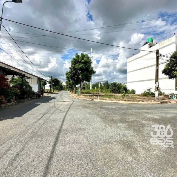 Bán nền thổ cư góc 2 mặt tiền trong KDC Phúc Long, thị trấn Bến Lức dt 140m2 giá 2,3 tỷ-5