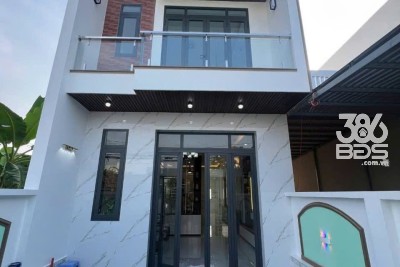 Bán nhà lầu mới xây ở xã Tân Bửu, Bến Lức dt 100m2 full thổ 1 lầu ,4pn,2wc giá 2,95 tỷ