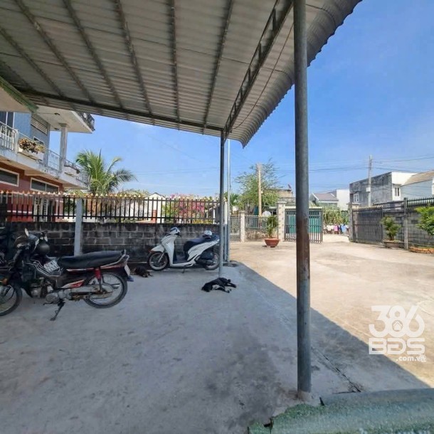 Bán nhà sân rộng ở KP7 , thị trấn Bến Lức dt 636m2 full thổ , 3pn ,2wc giá giảm còn 4,8 tỷ-2