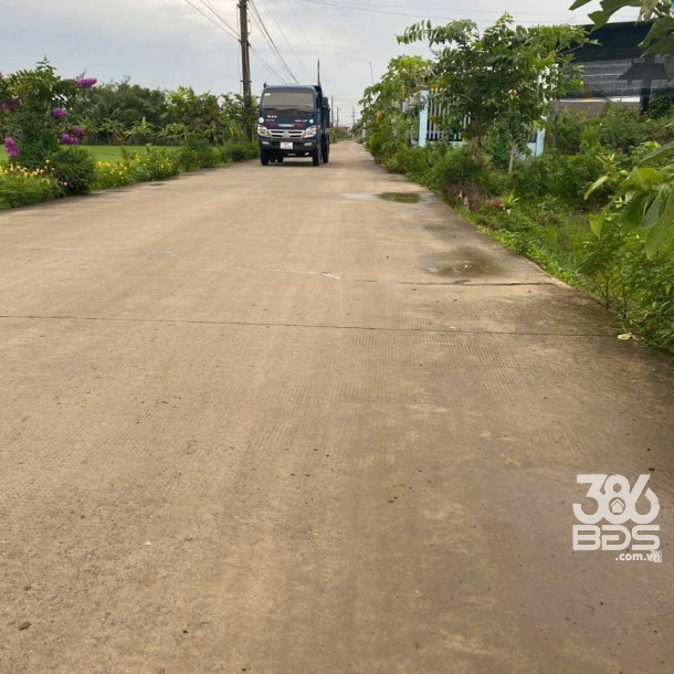 Bán 4 lô thổ cư liền kề mt đường Nguyễn Thị Điểm , xã Tân Bình ,Tân Trụ dt 215m2 giá 1 tỷ 1 lô-4